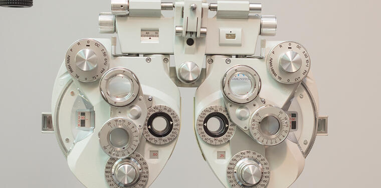 Sehtest - Unsere kompetenten Augenoptiker prüfen Ihre Augen mit modernen Sehtest-Geräten kostenlos